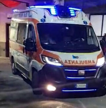 Finisce contro un palo della luce, muore 23enne