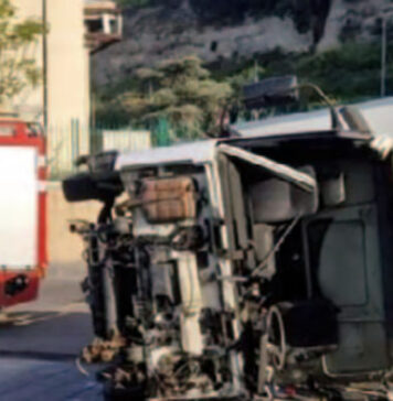 Si ribalta camion carico di carne, autista tra le lamiere