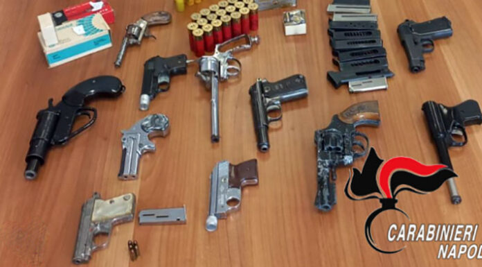 Punta la pistola al volto della figlia, preso con un arsenale nei Paesi Vesuviani