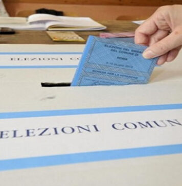 Ballottaggi, donna fotografa la scheda e viene denunciata