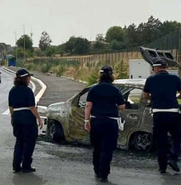 Auto va a fuoco dal benzinaio, la conducente è gravissima