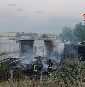 Notte d’inferno a Sarno, a fuoco quattro camion