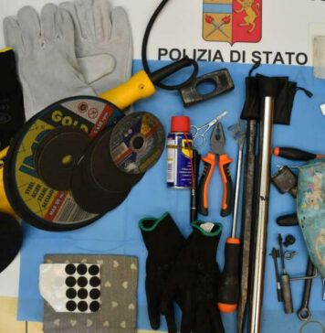Ladri escono da una casa con i borsoni pieni di gioielli e utensili per lo scasso