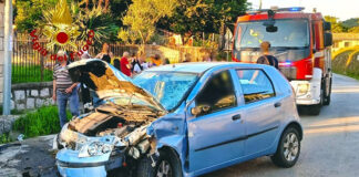 Si stacca lamiera dall’auto e uccide una persona
