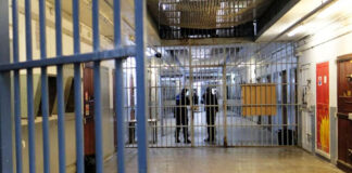 Affiliati del clan Gionta scoperti in carcere con i cellulari