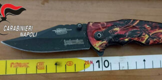 Appena 13 e 14 anni, in classe con il coltello