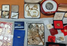 Fermato dalla polizia, aveva gioielli e 3000 euro