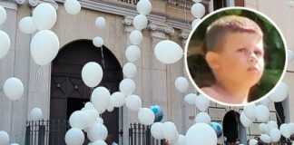 Palloncini bianchi e saracinesche abbassate per l’ultimo saluto a Giuseppe