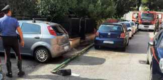 Due auto si scontrano e abbattono un palo della luce