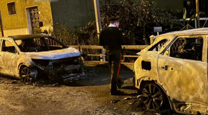 Brucia concessionaria a Somma Vesuviana, sei auto distrutte