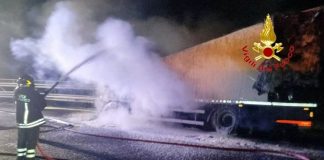 Camion frigo in fiamme sulla Napoli-Salerno