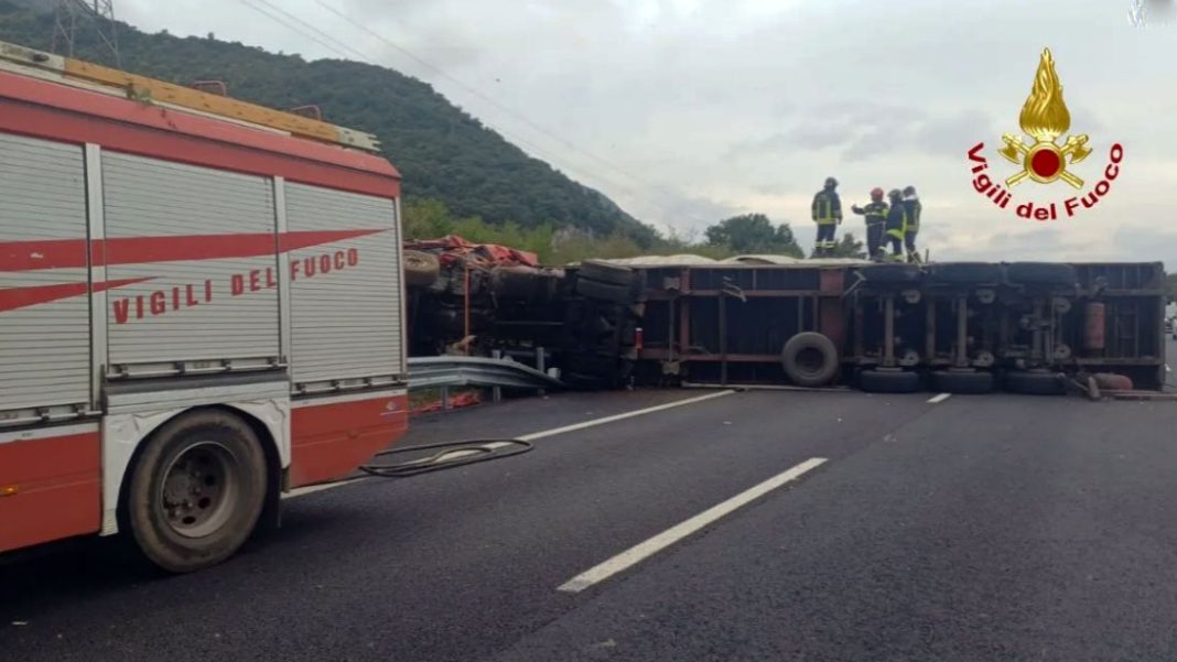 camion tir ribaltato