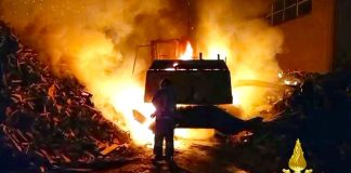 Fabbrica di pellet distrutta dalle fiamme