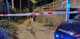 Ragazzo di 19 anni ucciso come un boss nella piazza del paese