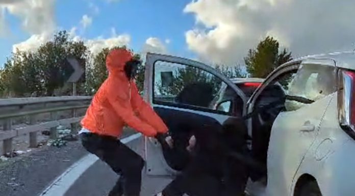 Donna trascinata dall’auto sulla Statale 268: il video fa il giro del web
