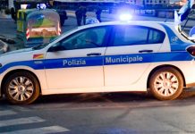 Tre bambini di 11 e 12 anni salgono su un tetto e restano bloccati