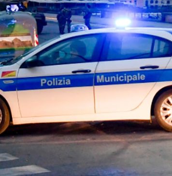 Tre bambini di 11 e 12 anni salgono su un tetto e restano bloccati