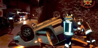 Ragazza alla guida va a sbattere e si ribalta con l’auto