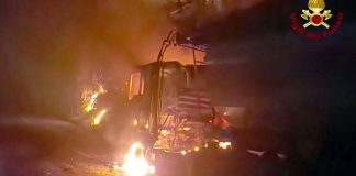 Camion in fiamme, l’autotrasportatore si salva per miracolo