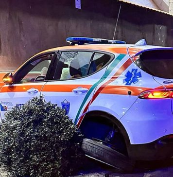 Automedica si schianta nella notte contro il muro di un centro commerciale