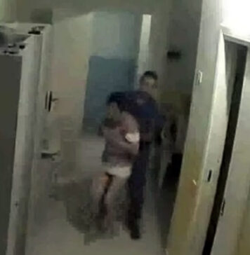 Anziani legati ai letti nella casa di riposo