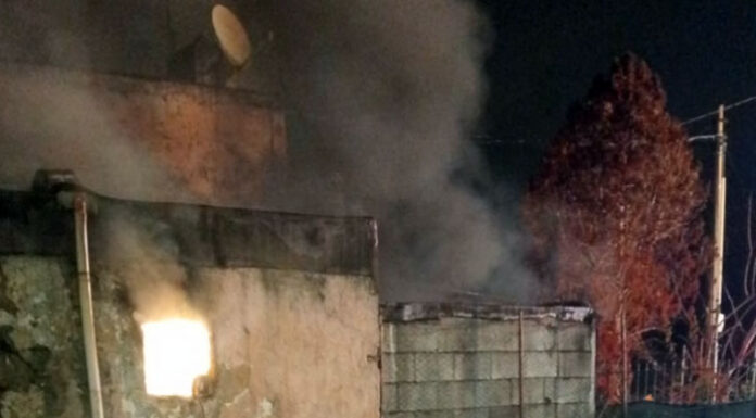 Casa in fiamme a Poggiomarino, i carabinieri salvano un disabile