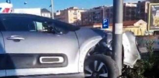 Auto travolge scooter e va sbattere contro un palo della luce
