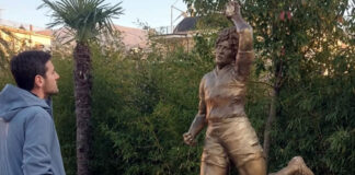 Palma Campania, rubato il pallone alla statua di Maradona