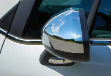 Prima la truffa dello specchietto, poi lo minaccia con un’arma