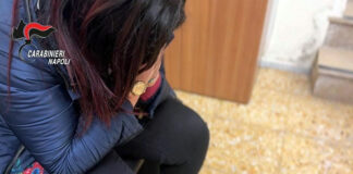 “O stai con me o con tua figlia”, lei lo fa arrestare