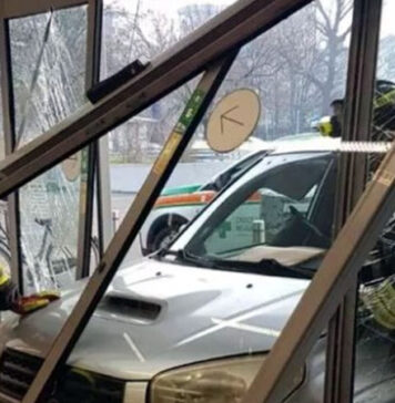 Auto entra nel supermercato e investe i clienti