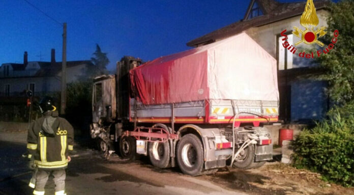 Bruciano camion nella notte a Somma Vesuviana