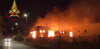 Capannone di vernici in fiamme dalla notte