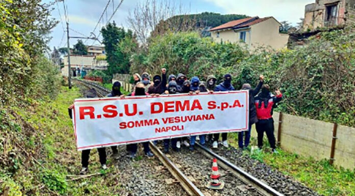 Lavoratori Dema occupano i binari della Circumvesuviana