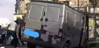 Furgone finisce nella pensilina del bus
