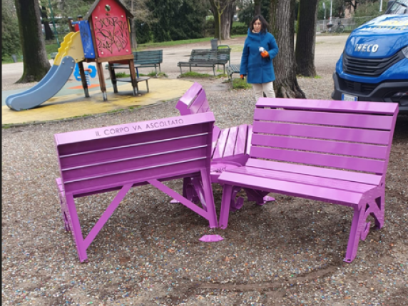 Panchina lilla - abbraccio