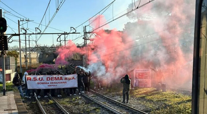 Somma Vesuviana, i lavoratori Dema bloccano i binari della Circumvesuviana