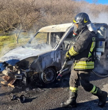 Furgone va a fuoco sulla Statale