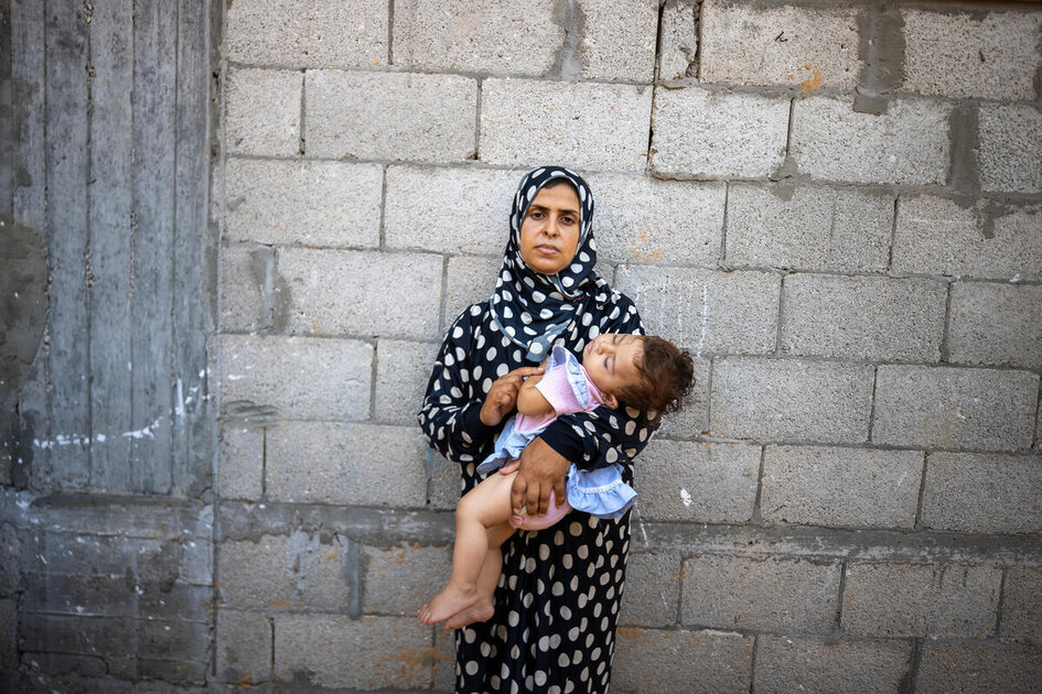 Samah and her daughter Widad at a WFP LNS distribution point Foto fornita da WFP/Ali Jadallah