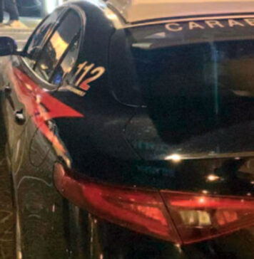 Figlio minorenne senza patente, va in caserma e si scaglia contro i carabinieri