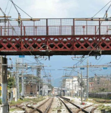 Circumvesuviana, abbattuto il cavalcavia sulla Napoli-Baiano
