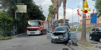 Auto si ribalta e va a sbattere contro il marciapiede