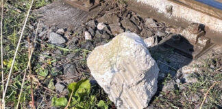 Treno Circumvesuviana quasi deragliato, trovata grossa pietra sui binari