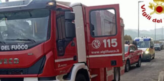 Trova la sua auto aperta, a pochi metri c’è la mamma morta in una scarpata