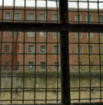A fuoco il materasso in carcere, 5 agenti feriti