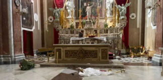 Uomo con problemi psichici entra nel Santuario e lo devasta