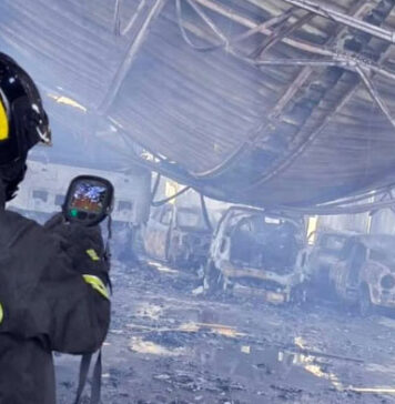 Incendio distrugge deposito di auto