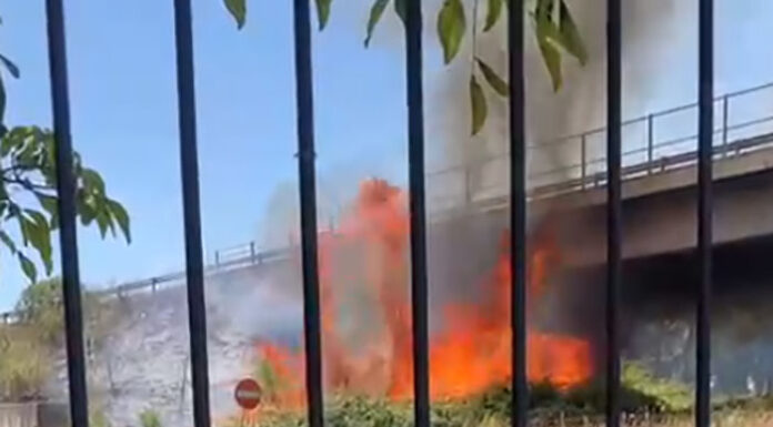 Incendio tra Terzigno e Poggiomarino, paura per la nube di fumo molto alta