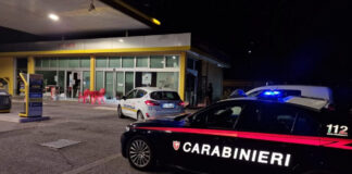 Rapina con spari dal benzinaio a Sant’Anastasia, malvivente centrato da un colpo