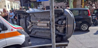 Si scontrano tre auto e una si ribalta